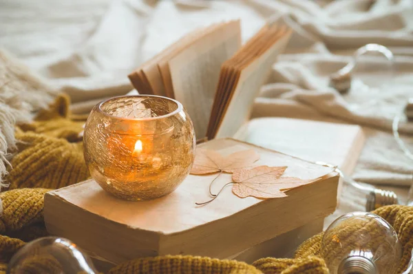 Dulce hogar. Bodegón detalles en el interior del hogar de la sala de estar. Suéteres y velas, decoración de otoño en los libros . — Foto de Stock