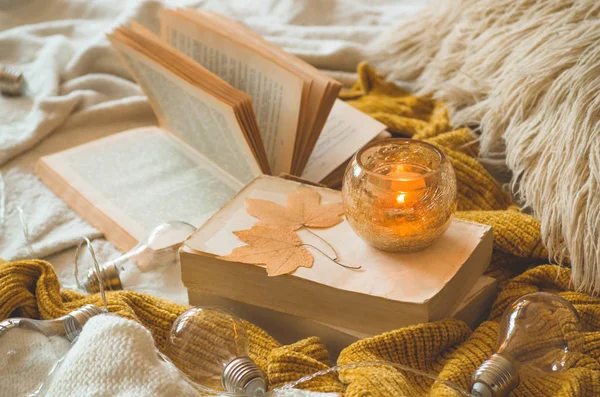 Sweet Home. Détails de la nature morte à l'intérieur de la maison du salon. Chandails et bougies, décor d'automne sur les livres . — Photo