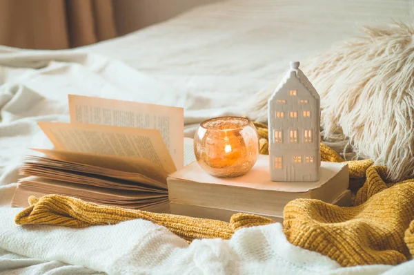 Dulce hogar. Bodegón detalles en el interior del hogar de la sala de estar. Suéteres y velas, decoración de otoño en los libros . —  Fotos de Stock