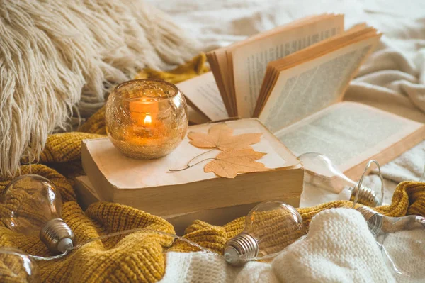 Sweet Home. Masih rincian kehidupan di interior rumah ruang tamu. Sweater dan lilin, dekorasi musim gugur di buku-buku . — Stok Foto