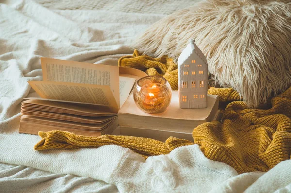 Sweet Home. Masih rincian kehidupan di interior rumah ruang tamu. Sweater dan lilin, dekorasi musim gugur di buku-buku . — Stok Foto