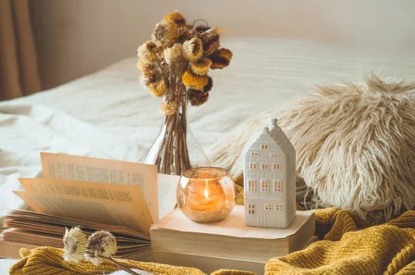 Sweet Home. Stilleven Details in huis interieur van de woonkamer. Gedroogde bloemenvaas en kaars, herfst decor op de boeken. Lezen — Stockfoto