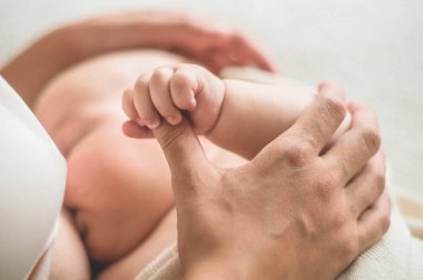 Bir anne ve emziren bebeğin portresi. Kavram emzirme