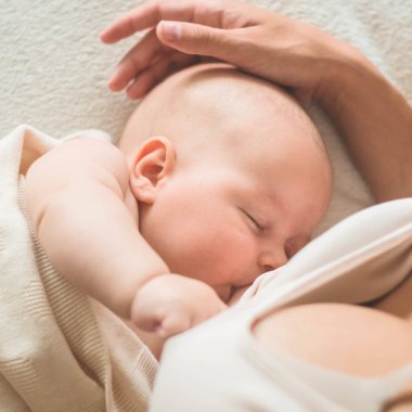 Bir anne ve emziren bebeğin portresi. Kavram emzirme