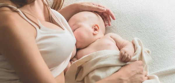 Portrait of a mom and breast feeding baby. Concept breast feeding — Stock Photo, Image