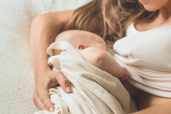 Bir anne ve emziren bebeğin portresi. Kavram emzirme — Stok fotoğraf