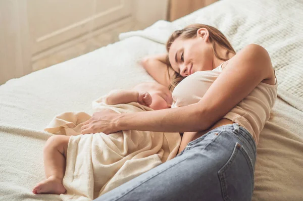 Retrato de una madre y un bebé lactante. Concepto lactancia materna — Foto de Stock