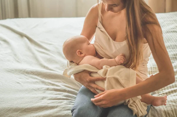 妈妈和哺乳婴儿的肖像。概念母乳喂养 — 图库照片