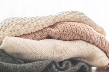 Oturma odasının iç örme kazak bir yığın