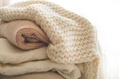 Oturma odasının iç örme kazak bir yığın