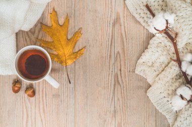 Sıcak kazak ve fincan çay ile Arka plan. Sıcak tonlarda rahat natürmort, metin için alan