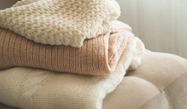 Oturma odasının iç örme kazak bir yığın