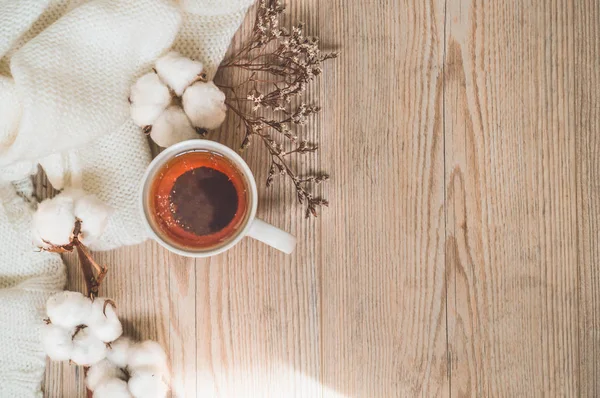Hintergrund mit warmen Pullovern und Tasse Tee. Kuscheliges Stillleben in warmen Farbtönen, Raum für Text — Stockfoto