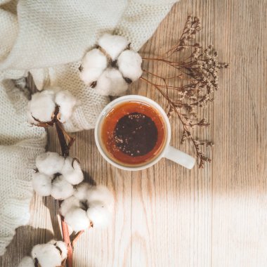 Sıcak kazak ve fincan çay ile Arka plan. Sıcak tonlarda rahat natürmort, metin için alan