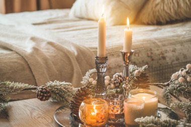 Ev arka planında şamdanlar olan bir sürü mum. Ev ve ev dekorasyonu. Mumlar alev