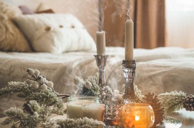 Ev arka planında şamdanlar olan bir sürü mum. Ev ve ev dekorasyonu. Mumlar alev