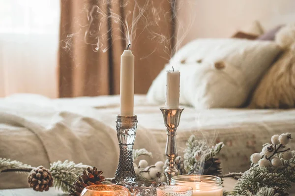 Un sacco di candele con candelabri sullo sfondo della casa. Arredo casa e casa. Fiamma di candele — Foto Stock