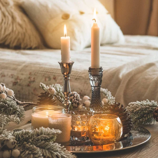 Πολλά κεριά με κηροπήγια στο φόντο του σπιτιού. Διακόσμηση σπιτιού και σπιτιού. Φλόγα κεριών — Φωτογραφία Αρχείου