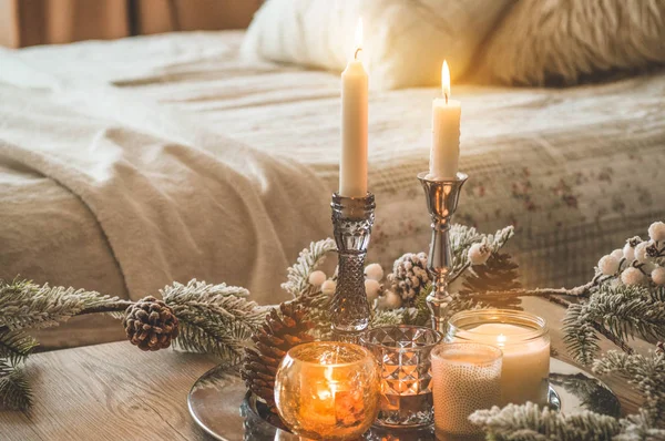 Ev arka planında şamdanlar olan bir sürü mum. Ev ve ev dekorasyonu. Mumlar alev