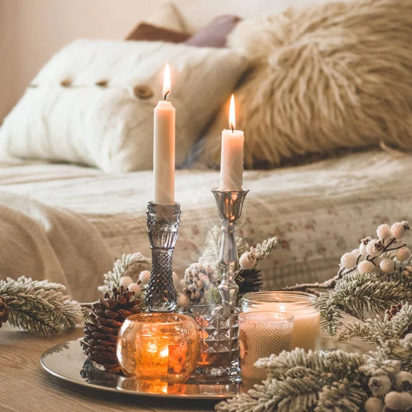 Un sacco di candele con candelabri sullo sfondo della casa. Arredo casa e casa. Fiamma di candele — Foto Stock