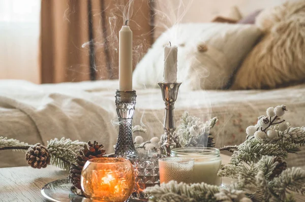 Un sacco di candele con candelabri sullo sfondo della casa. Arredo casa e casa. Fiamma di candele — Foto Stock