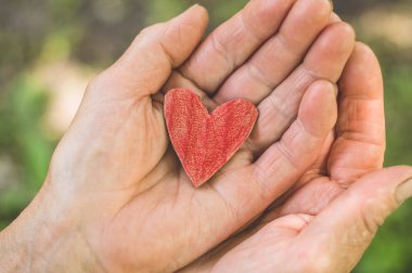 Yaşlı el büyükanne kalp tutun. Yaşlı insanlar büyükanne dostluk birliktelik ilişkisi koruma aşk aile Kavramı fikri