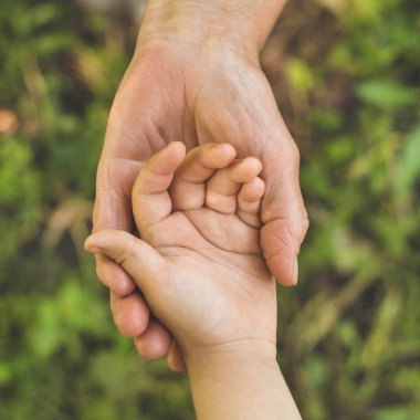 Childs 'ın eli ve yaşlı büyükanne. Çocukları ve yaşlıları koruyan aile kavramı 