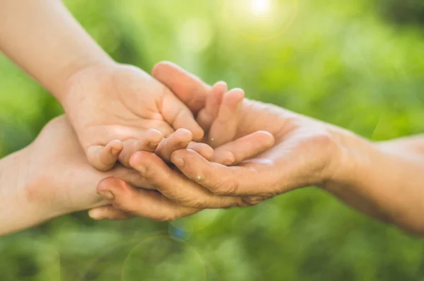 Childs mano y abuela mano vieja. Concepto idea de amor familia proteger a los niños y ancianos abuela — Foto de Stock