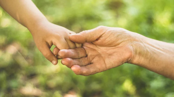 Childs mano y abuela mano vieja. Concepto idea de amor familia proteger a los niños y ancianos abuela — Foto de Stock