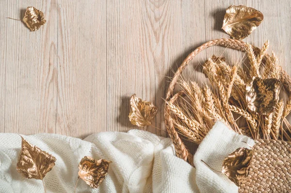 Γεια σου, φθινόπωρο. Χρυσό καλαμπόκι και σιτάρι με φθινοπωρινά φύλλα σε ηλιόλουστο φως. Φωτεινή πτώση εικόνα. — Φωτογραφία Αρχείου