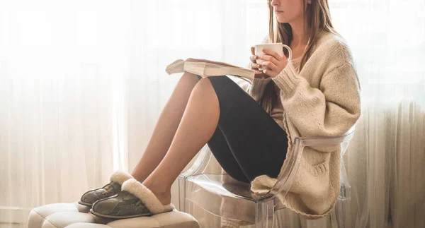 Gadis cantik sedang membaca buku dengan secangkir teh panas. Musim dingin Musim Gugur Waktu . — Stok Foto
