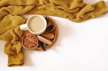 Sonbahar Kış kompozisyon. Sıcak kazak ve fincan çay ile Arka plan. Sıcak tonlarda rahat natürmort, metin için alan