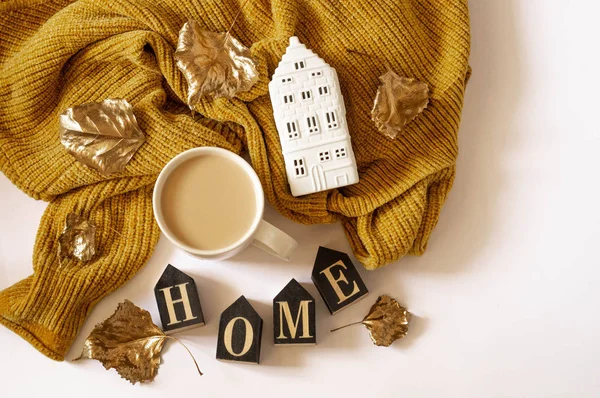 Herbst-Winter-Komposition. Hintergrund mit warmen Pullovern und Tasse Tee. Kuscheliges Stillleben in warmen Farbtönen, Raum für Text — Stockfoto