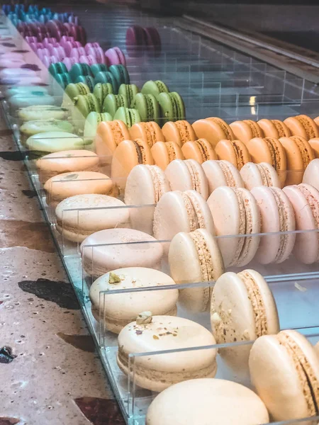 Colorful Macaroon cakes in a shop window. Assorted macaroon cakes stacked — Stock Photo, Image