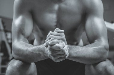 Spor salonunda beden eğitimi hocası. Kas formundaki ve ince vücutlu erkek model.