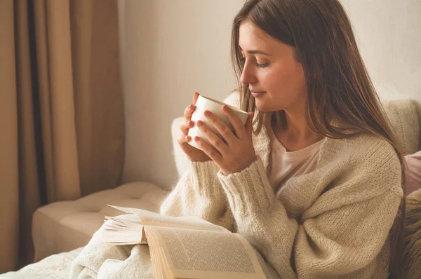 Acogedora noche de invierno de otoño. Mujer tomando té caliente y relajándose en casa . — Foto de Stock