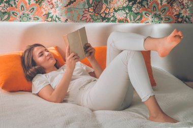 Önemli bir kitap okuyan düşünceli bir kız. Okuma ve Geliştirme