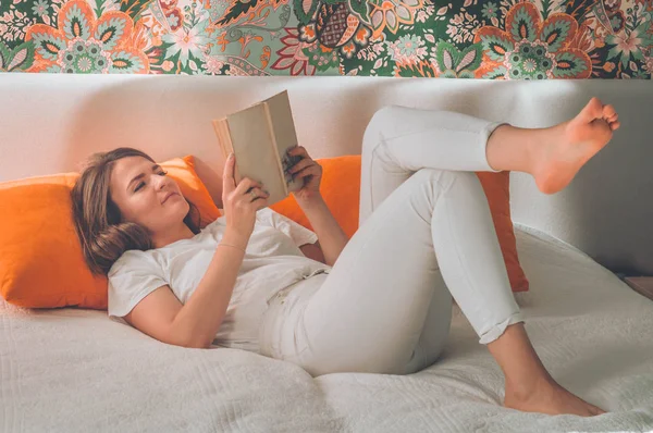 Bedachtzaam meisje dat belangrijk boek leest. Lezen en ontwikkelen — Stockfoto