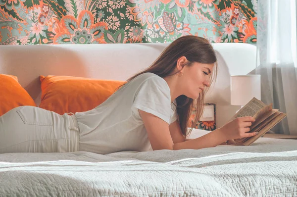 Menina pensativa lendo livro importante. Leitura e desenvolvimento — Fotografia de Stock