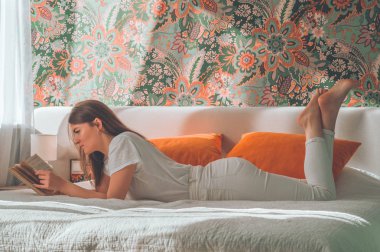 Önemli bir kitap okuyan düşünceli bir kız. Okuma ve Geliştirme