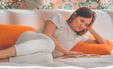 Önemli bir kitap okuyan düşünceli bir kız. Okuma ve Geliştirme