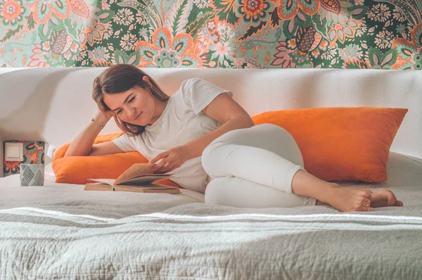 Bedachtzaam meisje dat belangrijk boek leest. Lezen en ontwikkelen — Stockfoto