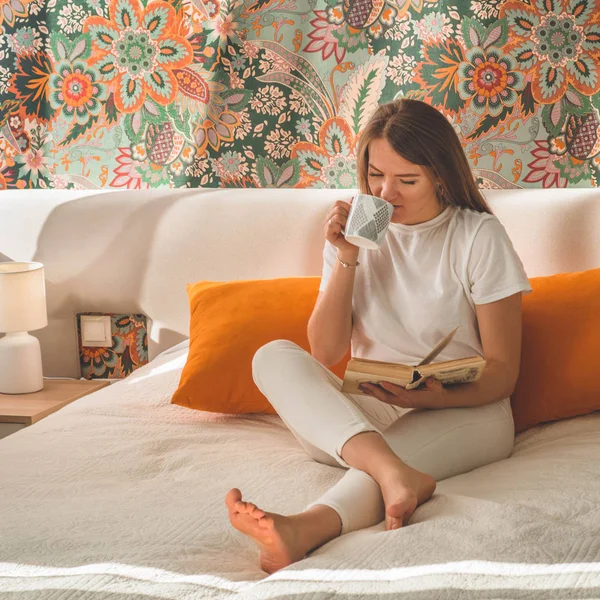 Bedachtzaam meisje dat belangrijk boek leest. Lezen en ontwikkelen — Stockfoto