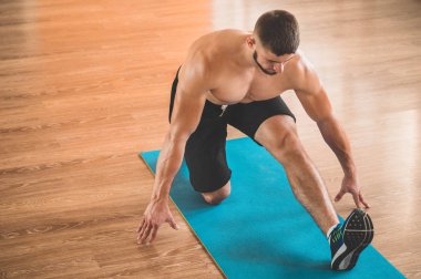 Kaslı ve zayıf vücutlu bir erkek model. Spor konsepti