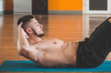 Kaslı ve zayıf vücutlu bir erkek model. Spor konsepti