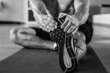 Kaslı ve zayıf vücutlu bir erkek model. Spor konsepti