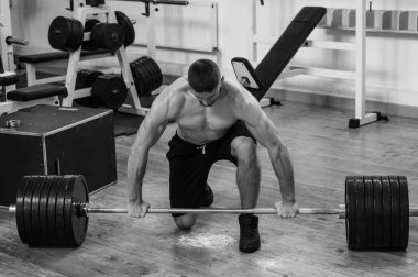 Kaslı ve zayıf vücutlu bir erkek model. Spor konsepti