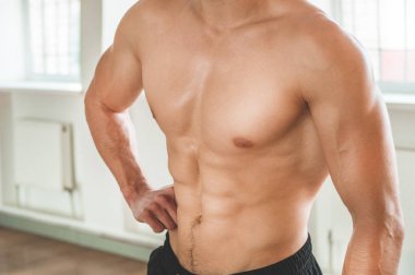 Kaslı ve zayıf vücutlu bir erkek model. Spor konsepti