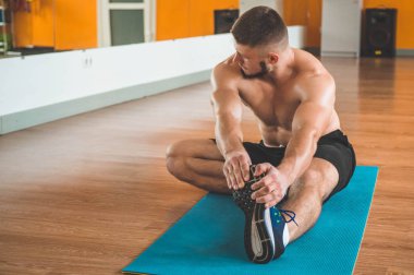 Kaslı ve zayıf vücutlu bir erkek model. Spor konsepti