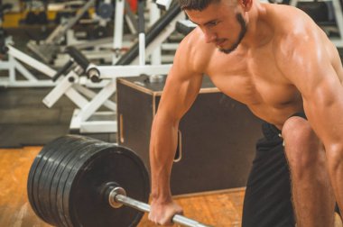 Kaslı ve zayıf vücutlu bir erkek model. Spor konsepti